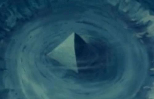 海水以惊人的速度从大西国海底金字塔底流过
